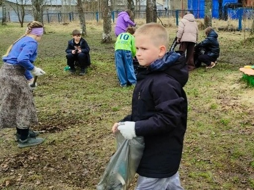 Сегодня обучающиеся нашей школы вышли на уборку школьной и городской территорий.
