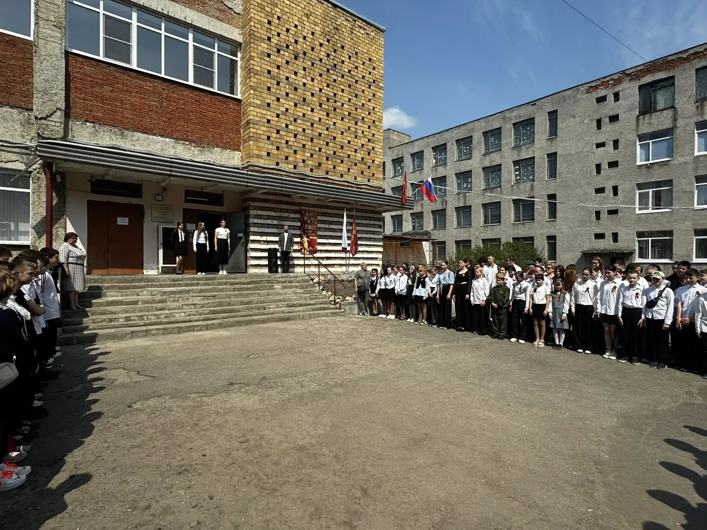 Торжественная линейка, посвящённая празднованию 81 годовщины Победы в Великой Отечественной Войне.